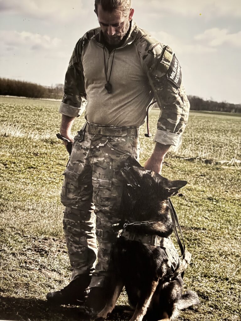 Militærhundefører Thomas med sin schæferhund. Militær sikkerhedsvagt.
